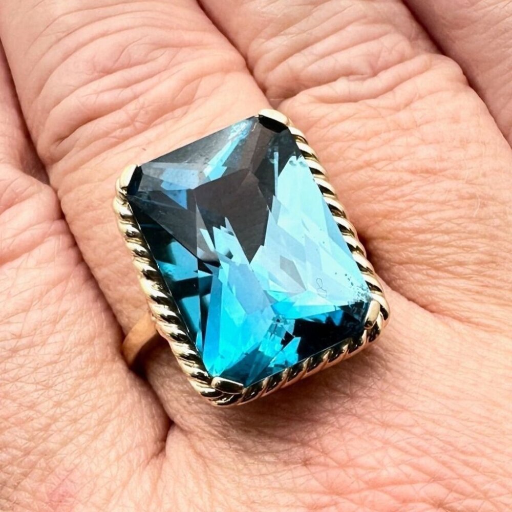 Elegant Blue Gemstone Ring